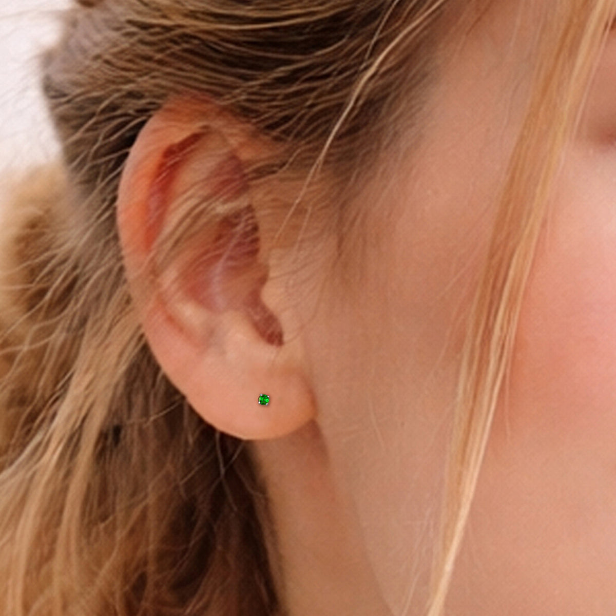 Kleine Titan-Ohrstecker mit 2 mm Zirkonia in verschiedenen Farben