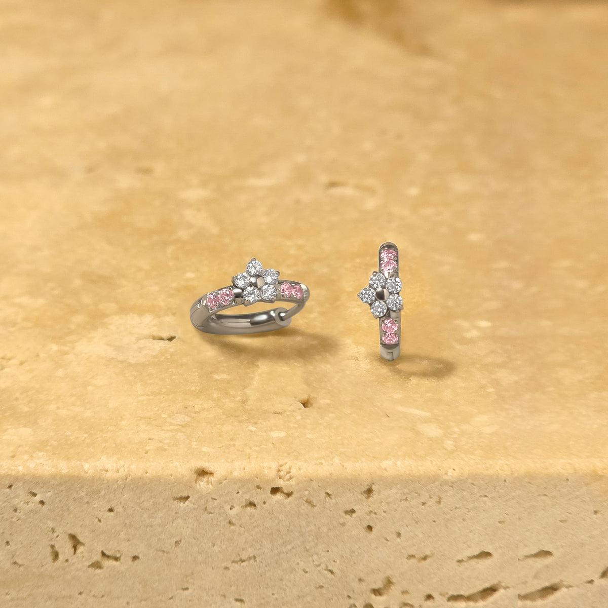 Kleine Titan-Creolen mit rosa-weißer Zirkonia-Blume