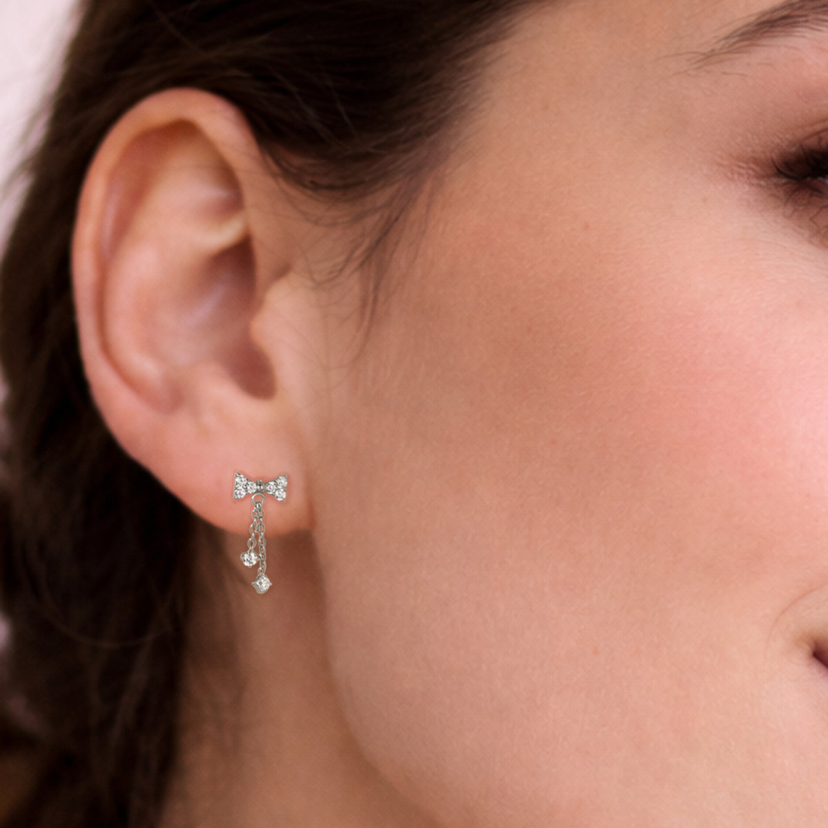 Schleifen-Ohrringe aus Titan mit Zirkonia und feinen Kettenanhängern