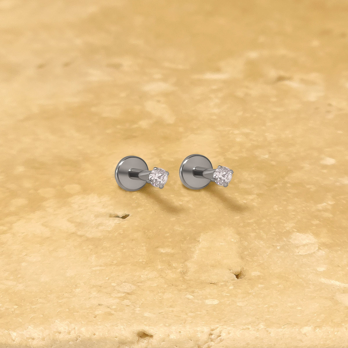 Kleine Titan-Ohrstecker mit 2 mm Zirkonia in verschiedenen Farben