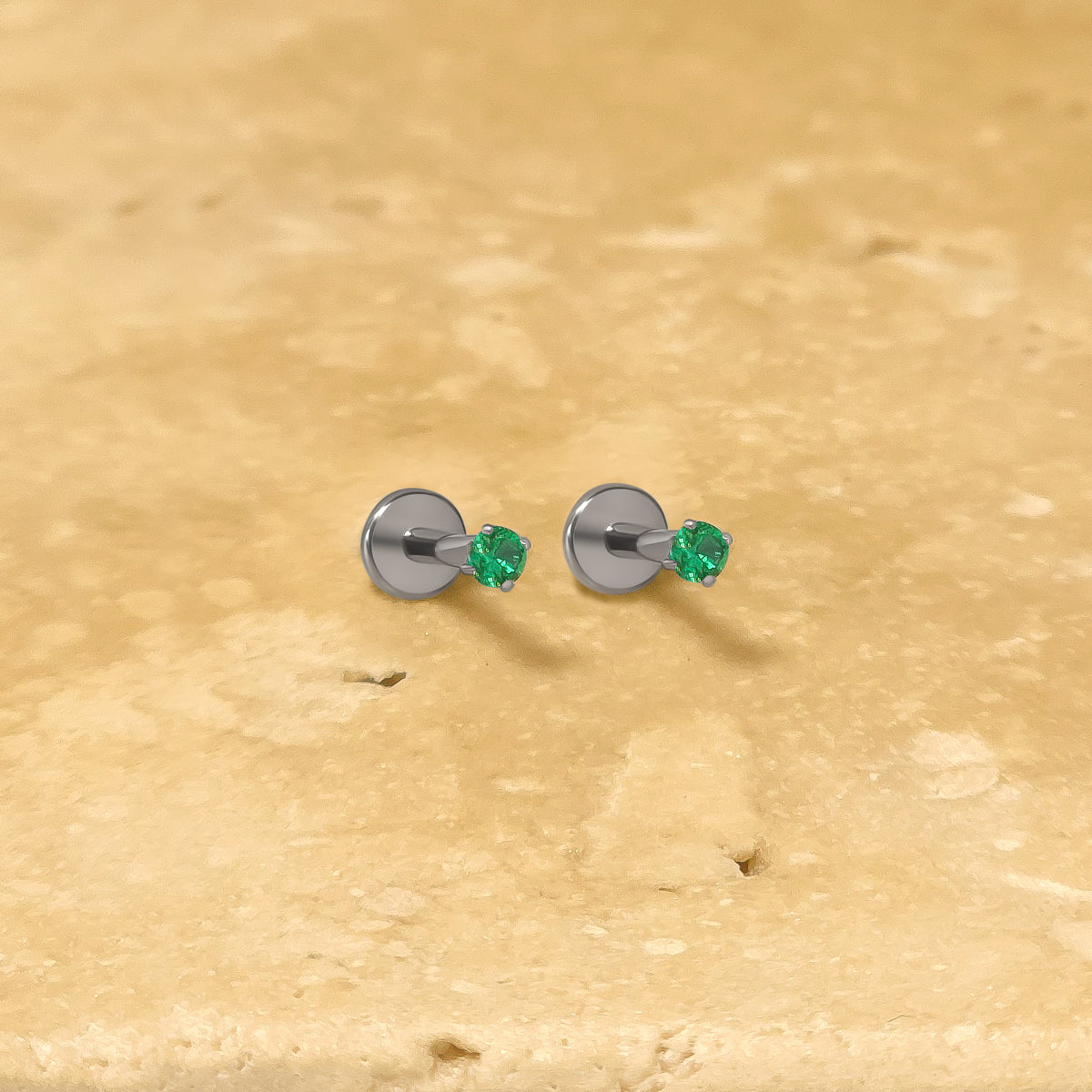 Kleine Titan-Ohrstecker mit 2 mm Zirkonia in verschiedenen Farben