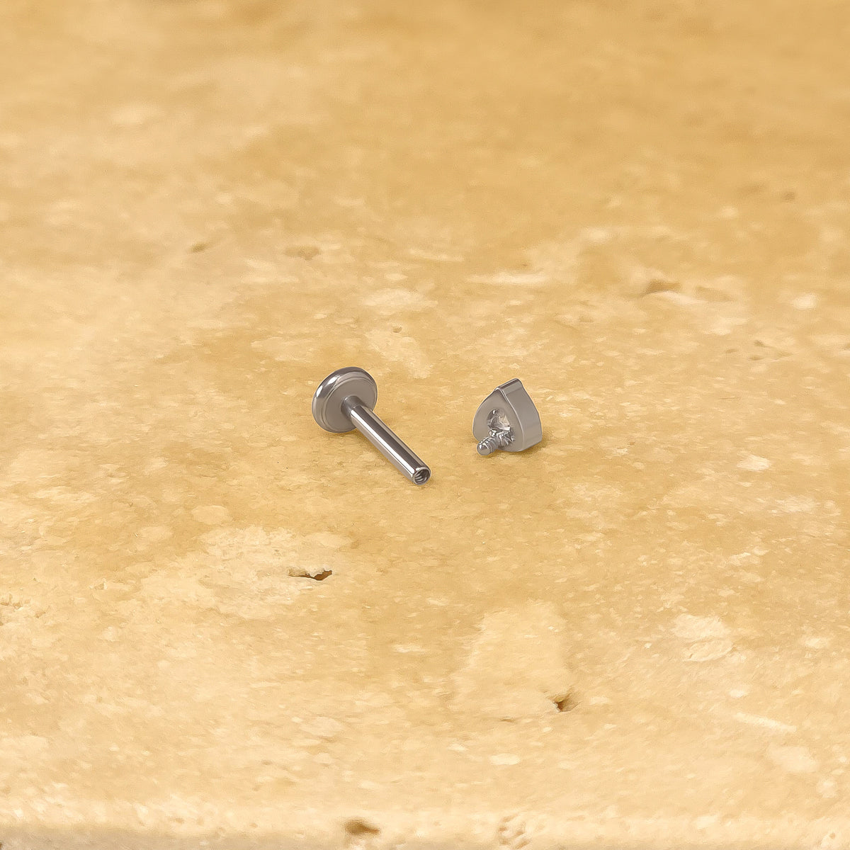 Herz-Ohrstecker und Tiny Pin in deiner gewählten Farbkombination