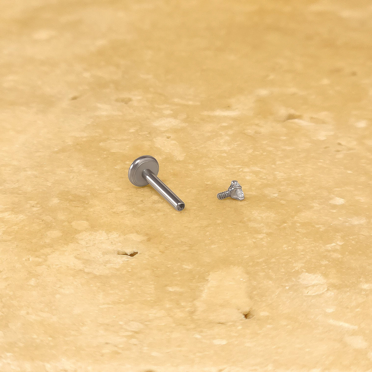 Herz-Ohrstecker und Tiny Pin in deiner gewählten Farbkombination