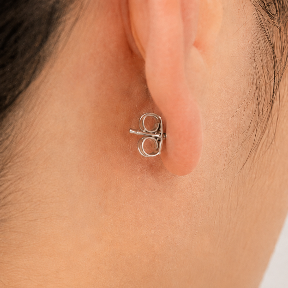 Klassischer Ohrstecker mit Butterfly-Verschluss am Ohr