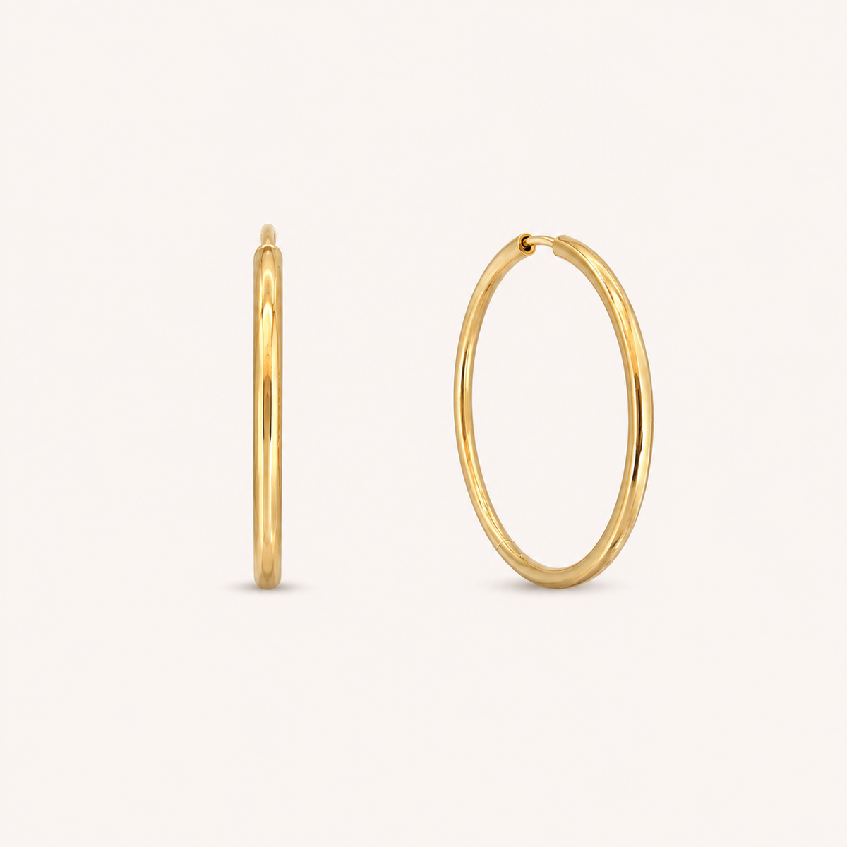 Essential Titan Creolen in Gold, weitere Produktansicht