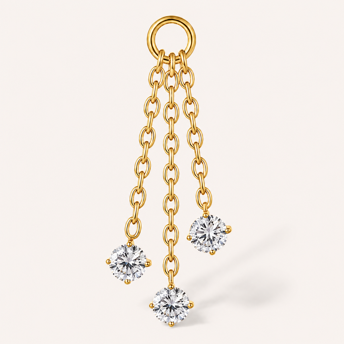 Goldfarbener Creolen-Charm mit drei Ketten und weißen Zirkonia