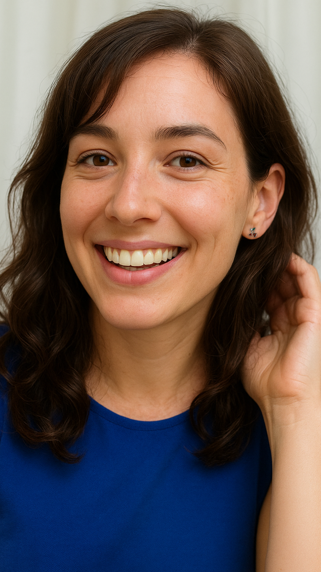 Kundin trägt Cherry Bomb