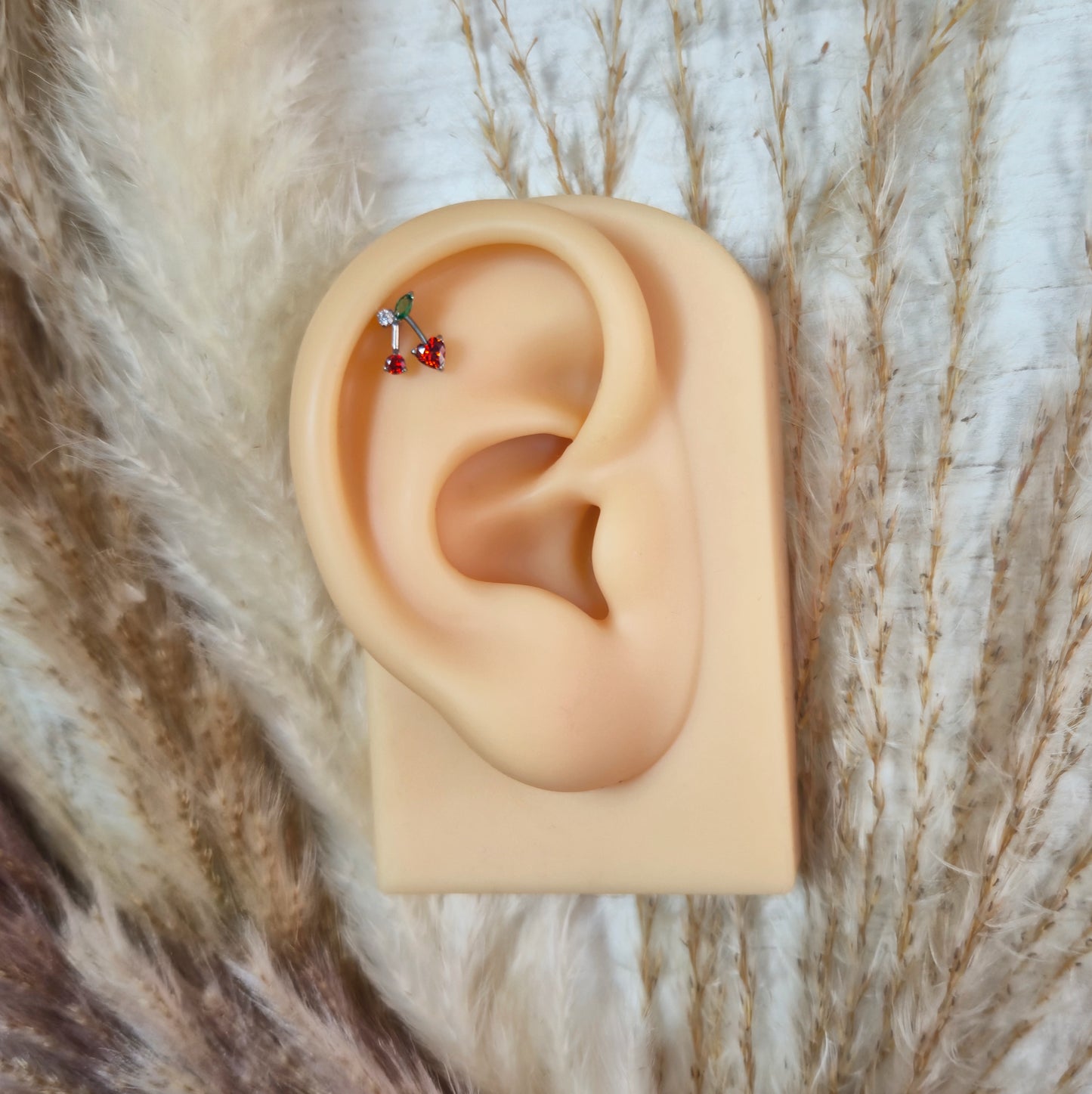 TAVON Cherry Crush – Titan Ohrstecker, getragen am Helix