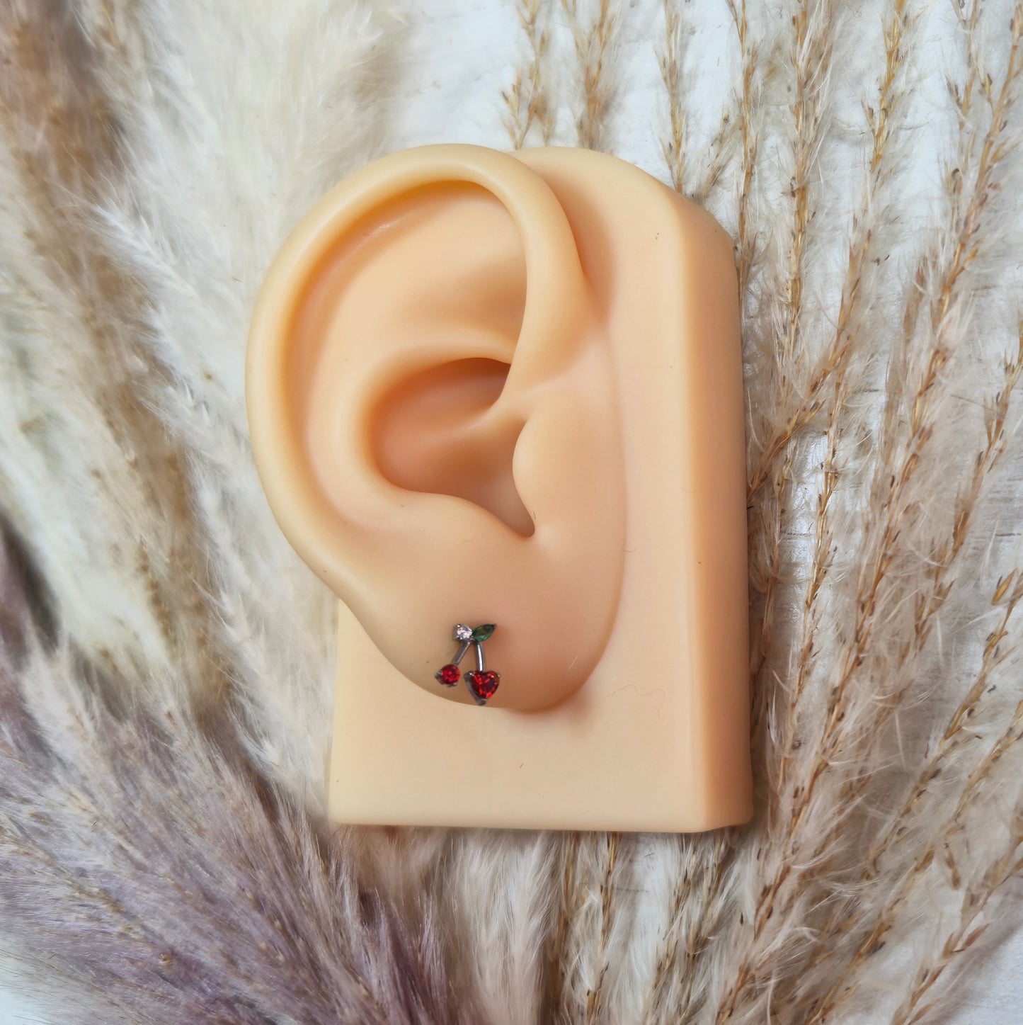 Cherry Crush Ohrstecker aus Titan – getragen am Lobe, hautfreundlich & stylisch