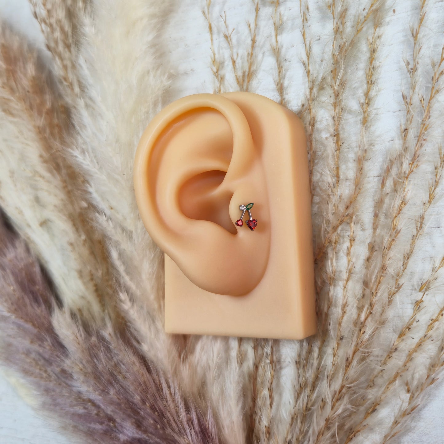 Titan Ohrstecker Cherry Crush – getragen am Tragus