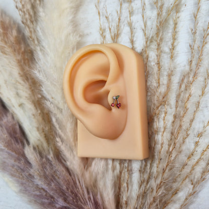 Titan Ohrstecker Cherry Crush – getragen am Tragus