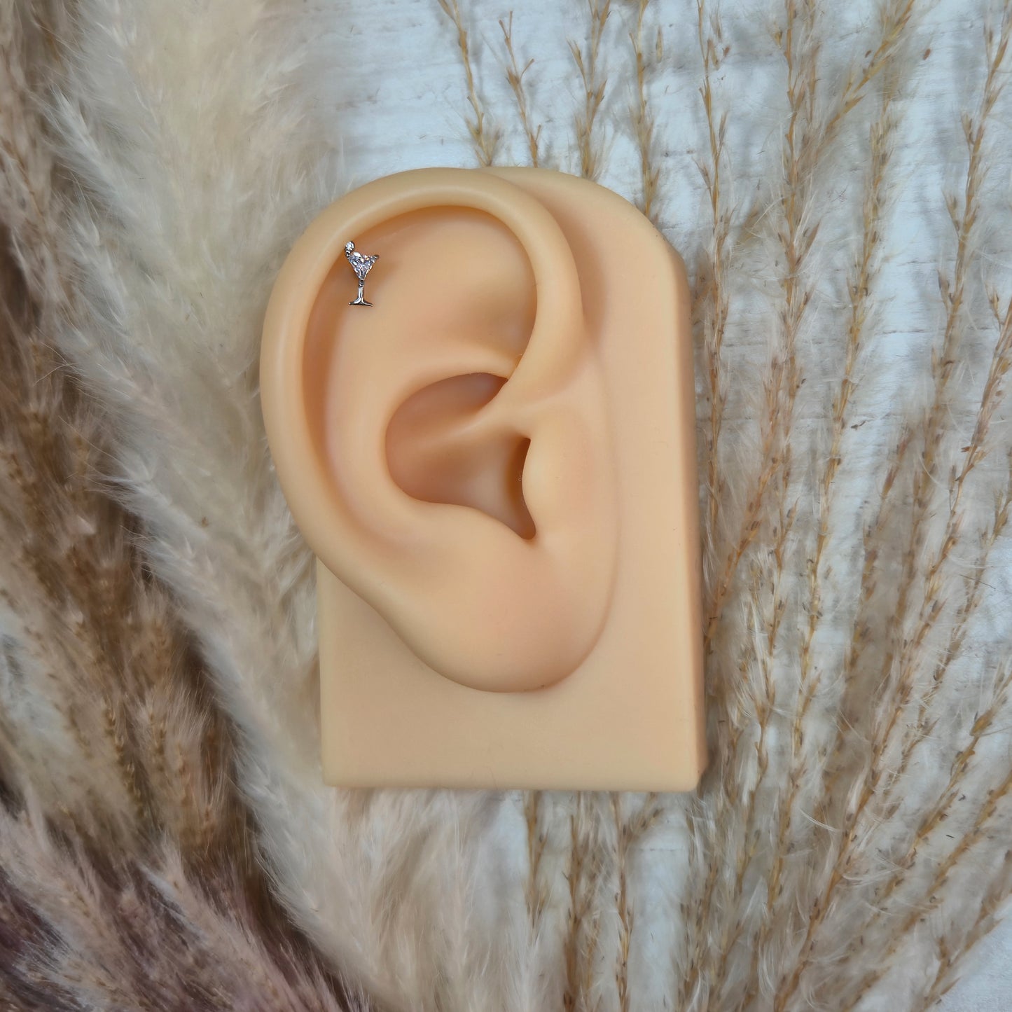 TAVON Happy Hour – Titan Ohrstecker, getragen am Helix