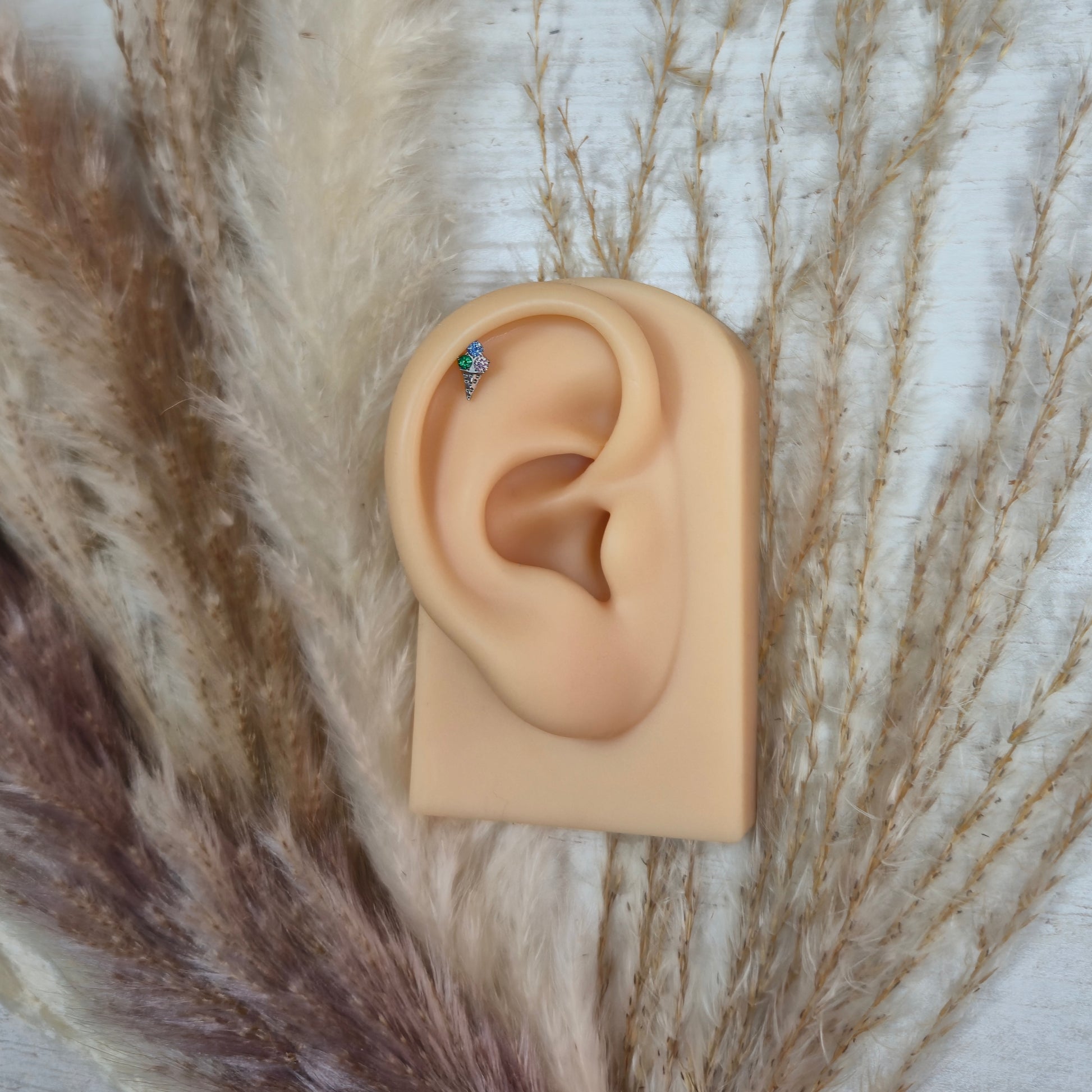 TAVON Ice Dream Cone – Titan Piercing Ohrring, getragen am Helix