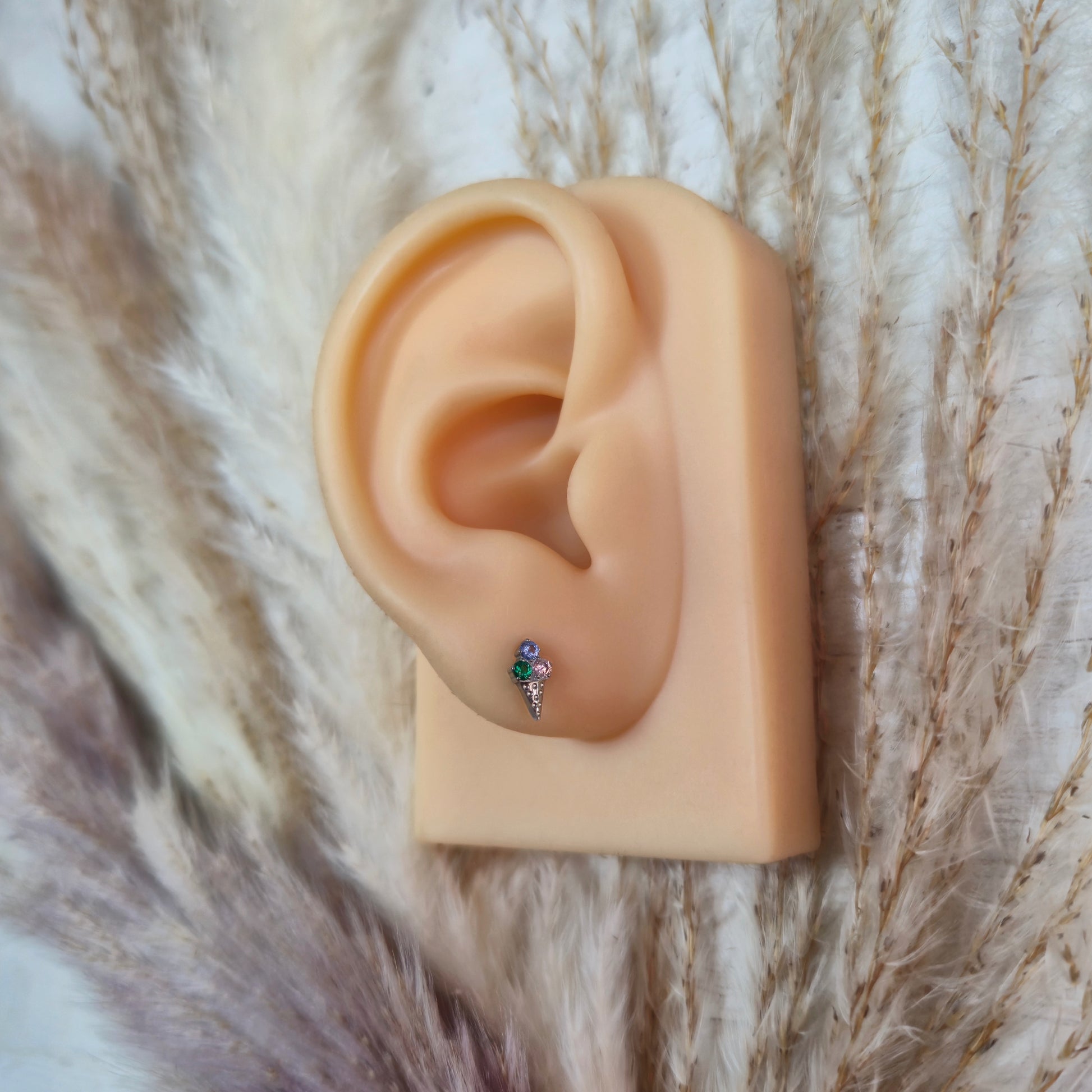 Ice Dream Cone Ohrstecker aus Titan – getragen am Lobe, hautfreundlich & stylisch