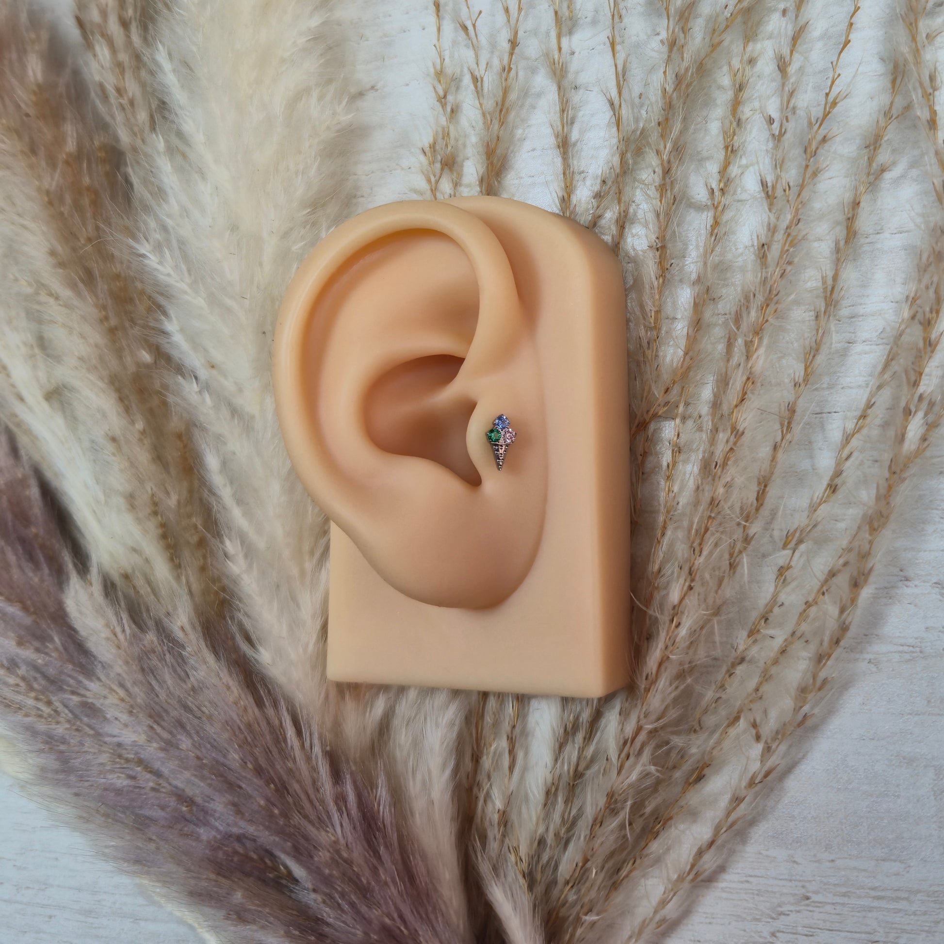 Titan Piercing Ohrstecker Ice Dream Cone – getragen am Tragus
